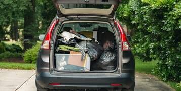 Suv,Packed,Quickly,With,Belongings,Thrown,In,For,Move,Home