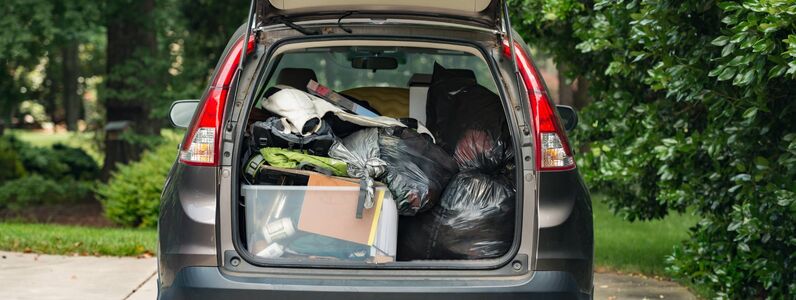 Suv,Packed,Quickly,With,Belongings,Thrown,In,For,Move,Home
